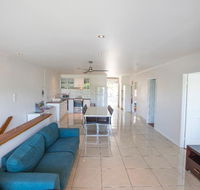 3 Bedroom Apartment // Spence St - Holiday Cairns