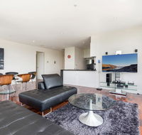 3-Bed Apartment with Parking Near Parks and Dining - Holiday Cairns