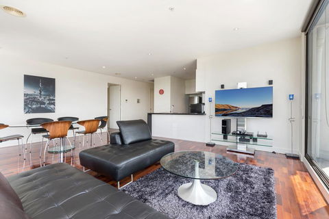 3-Bed Apartment With Parking Near Parks And Dining - Holiday Cairns 0