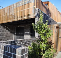 3-Bed House With Rooftop and Parking Near Yarra Park - Holiday Cairns