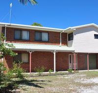 31 Bombala Crescent - Two storey home with covered outdoor deck fully fenced backyard. Pet friendly - Holiday Cairns