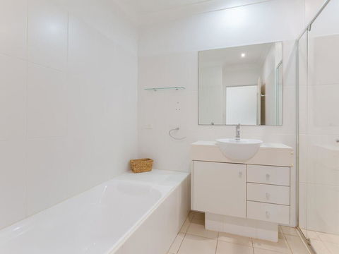 356 ' Oaks Pacific Blue', 265 Sandy Point Rd - Air Conditioned, Direct Pool Access And Suited For Disability - Holiday Cairns 1