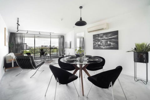 3br Stylish Apt CBD River & City Views Spa,Sauna,Pool,Netflix - Holiday Cairns 2