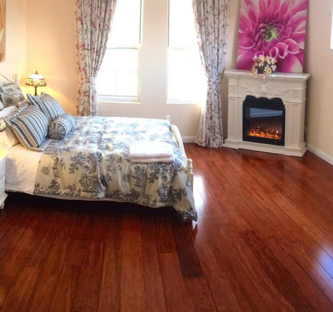 4 Ensuite Chelsea Villa CBD-Airport - Holiday Cairns 1