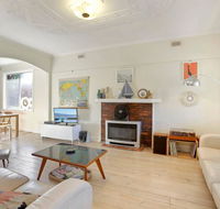 4 MONTROSE AVE - retro home in the heart of town - Holiday Cairns
