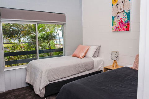 454 Charlton Esplanade Apartment - Holiday Cairns 1