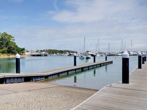 5 'Casuarina's ' 33 Soldiers Point Road - Superb Waterfront Unit - Holiday Cairns 3