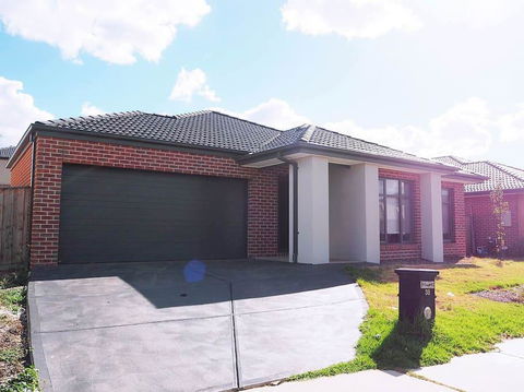 5 Bed 2 Bath Big House - Holiday Cairns 0