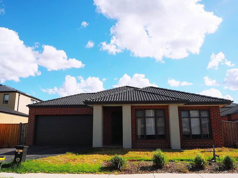 5 Bed 2 Bath Big House - Holiday Cairns 1