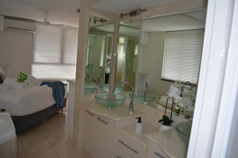 5,  Apartment On The Esplanade - Holiday Cairns 3