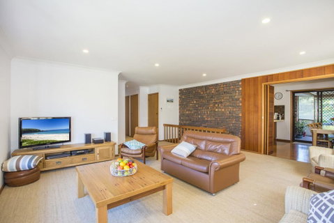 57 Carroll Ave Mollymook Beach - Relaxed Homely Retreat - Holiday Cairns 2