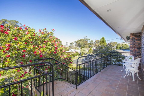 57 Carroll Ave Mollymook Beach - Relaxed Homely Retreat - Holiday Cairns 0