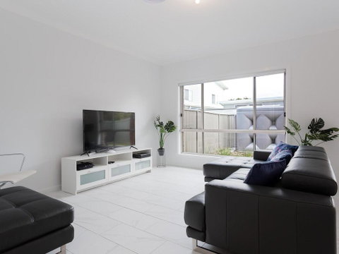 5B BENT STREET - LARGE HOUSE WITH DUCTED AIR CON, WIFI & FOXTEL - Holiday Cairns 1