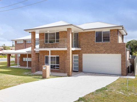 5B BENT STREET - LARGE HOUSE WITH DUCTED AIR CON, WIFI & FOXTEL - Holiday Cairns 0