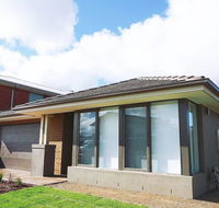 5Bed 2Bath Family House in Werribee - Holiday Cairns