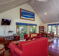 6 Ilmenite Avenue - Coastal beach shack within walking distance to patrolled beach and CBD - Holiday Cairns