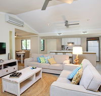 6 Orania Court - Rainbow Shores Absolutely gorgeous beach side property within 200 metres walk to the beach - Holiday Cairns