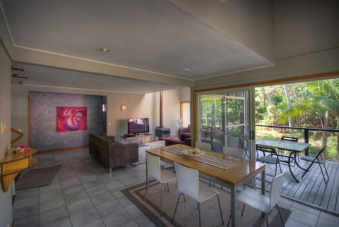 6 Satinwood Drive - Rainbow Shores, Stylish Beach House, Free WiFi - Holiday Cairns 1