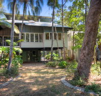 6 Satinwood Drive - Rainbow Shores Stylish Beach House Free WiFi - Holiday Cairns