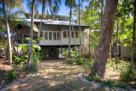 6 Satinwood Drive - Rainbow Shores, Stylish Beach House, Free WiFi - Holiday Cairns 0
