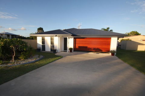 62 Tingira Close - Modern Lowset Home With Swimming Pool, Outdoor Area, Ample Parking. Pet Friendly - Holiday Cairns 1