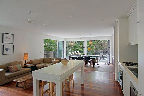77 Butler Street, Byron Bay - Lantana Beach House - Holiday Cairns 3