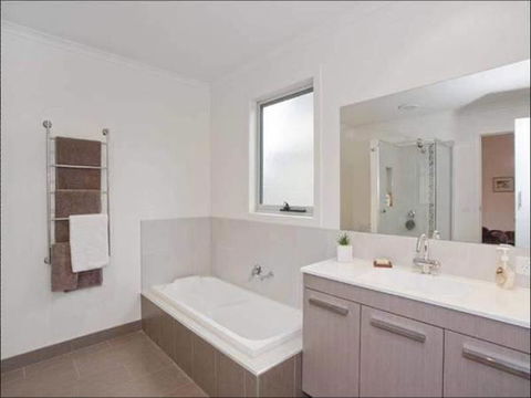 A Beautiful Beach House Torquay - Holiday Cairns 3