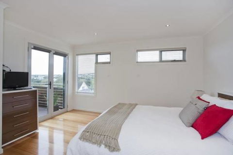 A Beautiful Beach House Torquay - Holiday Cairns 2