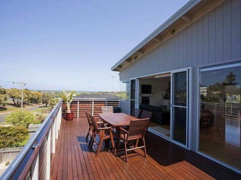 A Beautiful Beach House Torquay - Holiday Cairns 0
