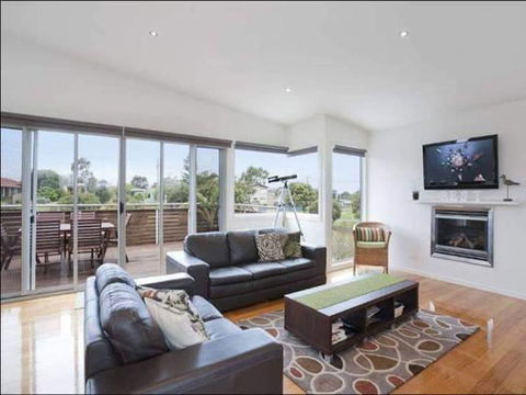 A Beautiful Beach House Torquay - Holiday Cairns 1