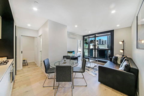 A Cozy & Stylish Suite Near Melbourne Central - Holiday Cairns 1