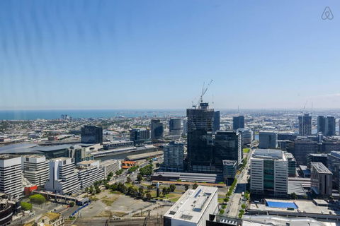 A Cozy CBD Suite With Spectacular City Views - Holiday Cairns 2