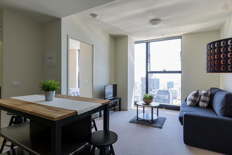 A Cozy CBD Suite With Spectacular City Views - Holiday Cairns 0