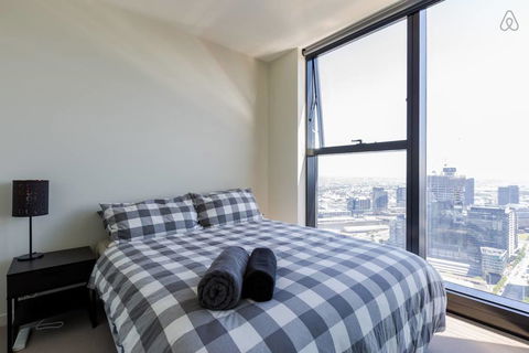 A Cozy CBD Suite With Spectacular City Views - Holiday Cairns 1
