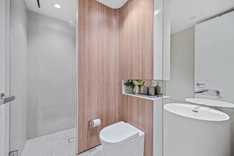 A Luxury Home Hidden In The Urban Oasis - Holiday Cairns 3