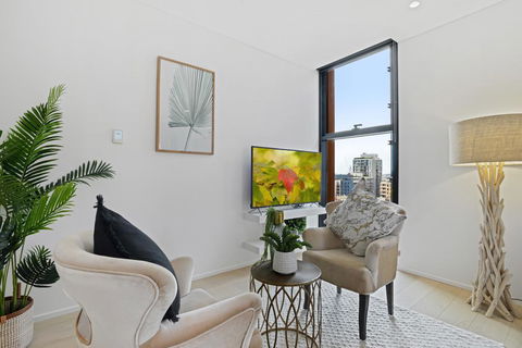 A Luxury Home Hidden In The Urban Oasis - Holiday Cairns 1