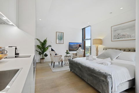 A Luxury Home Hidden In The Urban Oasis - Holiday Cairns 0