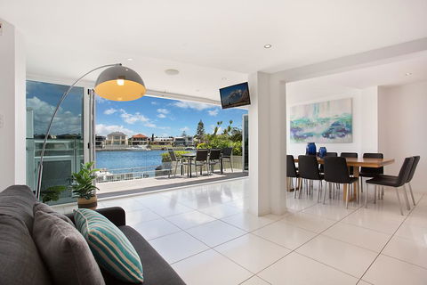 A PERFECT STAY - Casa Grande On The Water - Holiday Cairns 1