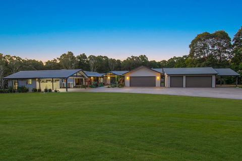 A PERFECT STAY - Lennox Unique Coastal Retreat - Holiday Cairns 2