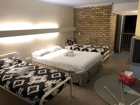 Abel Tasman Waterfront Motel - Holiday Cairns 1