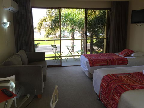 Abel Tasman Waterfront Motel - Holiday Cairns 3