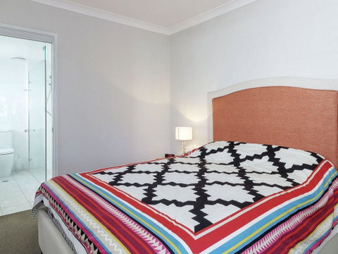 Across The Road From The Beach! - Holiday Cairns 2
