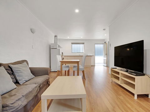 Adelaide Holiday Homes - Holiday Cairns 2