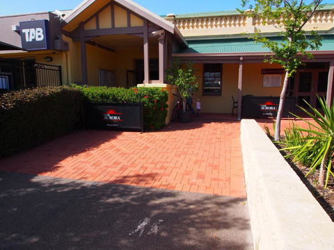Dongara Hotel Motel - Holiday Cairns 0
