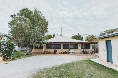 Dongara Hotel Motel - Holiday Cairns 1