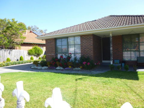 Effie Court - Holiday Cairns 1