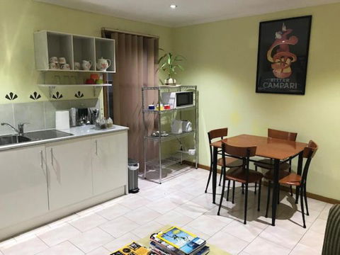 Effie Court - Holiday Cairns 0