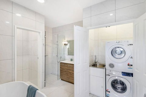 Elevated Entertainer - Modern, Spacious & Stylish - Holiday Cairns 1