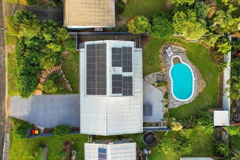 Elevated Entertainer - Modern, Spacious & Stylish - Holiday Cairns 2