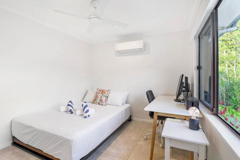Elevated Entertainer - Modern, Spacious & Stylish - Holiday Cairns 3